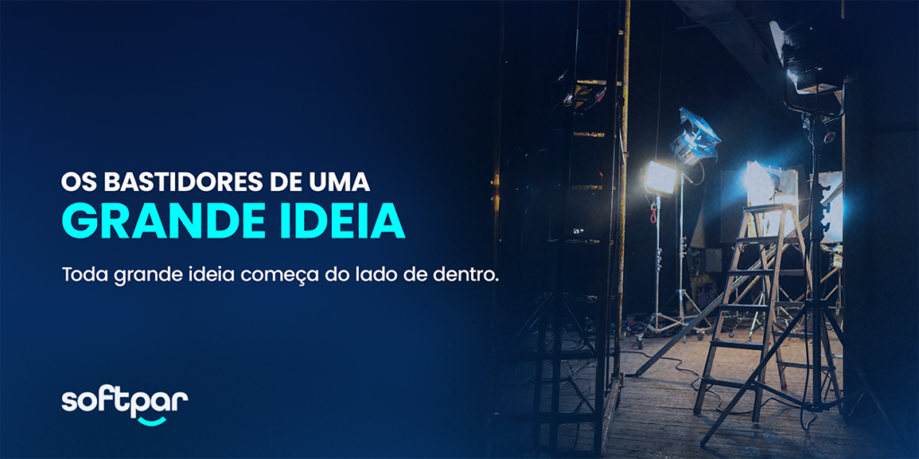 Ilustração dos bastidores de uma gravação, com refletores acesos e uma escada no centro do palco, ao lado do título "Os bastidores de uma grande ideia" e o subtítulo "Toda grande ideia começa do lado de dentro", em layout visual da Softpar.