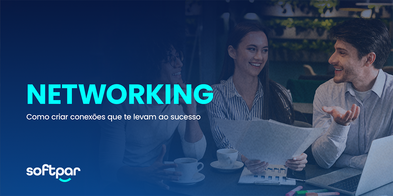 Frase ‘Networking: como criar conexões que te levam ao sucesso’ ao lado de três pessoas sorrindo em reunião de negócios, com papéis e notebook sobre a mesa. Representa como conexões de sucesso fortalecem relações profissionais e impulsionam resultados. Imagem da Softpar sobre networking estratégico.